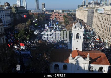 Bildnummer: 58156932  Datum: 27.06.2012  Copyright: imago/Xinhua (120628) -- BUENOS AIRES, June 28, 2012 (Xinhua) -- Thousands of striking Argentine truckers gather outside the presidential palace in Buenos Aires, Argentina, June 27, 2012. The demonstration was staged to demand tax cuts. (Xinhua/Pablo Senarega)(ctt) ARGENTINA-BUENOS AIRES-RALLY PUBLICATIONxNOTxINxCHN Gesellschaft Demo Protest Gewerkschaft premiumd xbs x0x 2012 quer      58156932 Date 27 06 2012 Copyright Imago XINHUA  Buenos Aires June 28 2012 XINHUA thousands of striking Argentine  gather outside The Presidential Palace in Bu Stock Photo