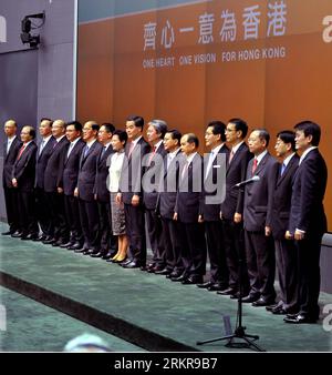 Bildnummer: 58158990  Datum: 28.06.2012  Copyright: imago/Xinhua (120628) -- HONG KONG, June 28, 2012 (Xinhua) -- Hong Kong Chief Executive-elect Leung Chun-ying (9th L) and principal officials of the fourth-term government of the Hong Kong Special Administrative Region (HKSAR) pose for group photos during a press conference in Hong Kong, south China, June 28, 2012. China s State Council, or Cabinet, on Thursday appointed the lineup of principal officials of the fourth-term government of the Hong Kong Special Administrative Region (HKSAR), in line with the Basic Law of the HKSAR. (Xinhua/Chen Stock Photo