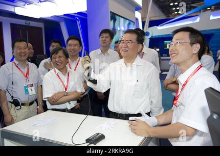 Bildnummer: 58163902  Datum: 28.06.2012  Copyright: imago/Xinhua (120629) -- BEIJING, June 29, 2012 (Xinhua) -- Li Changchun (2nd R), a member of the Standing Committee of the Communist Party of China (CPC) Central Committee Political Bureau, visits an achievements exhibition on integration of information technology and industrialization in Beijing, capital of China, June 28, 2012. (Xinhua/Huang Jingwen) (zkr) CHINA-BEIJING-LI CHANGCHUN-INFORMATION TECHNOLOGY-INDUSTRIALIZATION-EXHIBITION (CN) PUBLICATIONxNOTxINxCHN People Politik Wirtschaft Messe IT Informationstechnik xbs x0x 2012 quer      5 Stock Photo