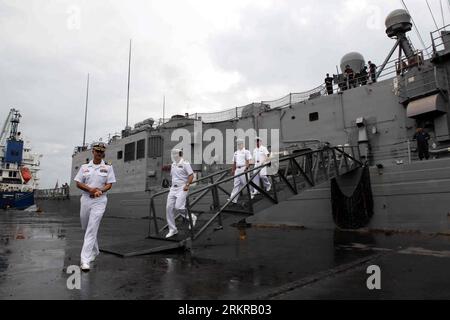 Bildnummer: 58168489  Datum: 01.07.2012  Copyright: imago/Xinhua (120701) -- GENERAL SANTOS CITY, July 1, 2012 (Xinhua) -- U.S. sailors disembarked from USS Vandergrift (FFG48) warship as they arrived at Makar Port in general Santos City of southern Philippines on July 1, 2012, for the upcoming Philippines-U.S. naval joint training exercises. The exercises, involving 450 personnel from the Philippine Navy and Philippine Coast Guard; and 500 personnel from the U.S. Navy and Coast Guard, will run from July 2-10 near Mindanao Sea. (Xinhua/Jeff Maitem) INDONEISA-GENERAL SANTOS CITY-U.S. NAVY PUBLI Stock Photo