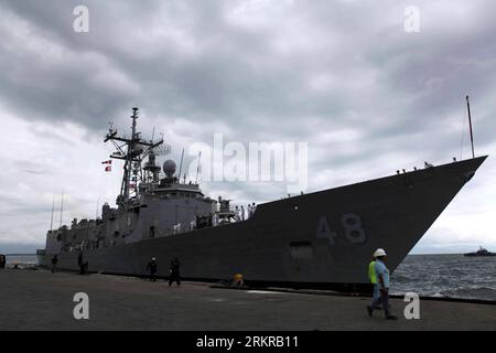 Bildnummer: 58168488  Datum: 01.07.2012  Copyright: imago/Xinhua (120701) -- GENERAL SANTOS CITY, July 1, 2012 (Xinhua) -- USS Vandergrift (FFG48) warship arrived at Makar Port in General Santos City of southern Philippines on July 1, 2012, for the upcoming Philippines-U.S. naval joint training exercises. The exercises, involving 450 personnel from the Philippine Navy and Philippine Coast Guard; and 500 personnel from the U.S. Navy and Coast Guard, will run from July 2-10 near Mindanao Sea. (Xinhua/Jeff Maitem) INDONEISA-GENERAL SANTOS CITY-U.S. NAVY PUBLICATIONxNOTxINxCHN Gesellschaft Militär Stock Photo