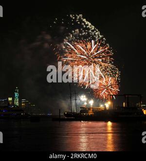 Bildnummer: 58194188  Datum: 04.07.2012  Copyright: imago/Xinhua (120705) -- NEW YORK, July 5, 2012 (Xinhua) -- Fireworks display light up the sky over the Hudson River in the celebrations of the U.S. Independence Day in New York July 4, 2011. (Xinhua/Wang Lei) (jl) U.S.-NEW YORK-INDEPENDENCE DAY-FIREWORKS PUBLICATIONxNOTxINxCHN Gesellschaft USA Unabhängigkeitstag Feuerwerk xbs x0x 2012 quadrat premiumd      58194188 Date 04 07 2012 Copyright Imago XINHUA  New York July 5 2012 XINHUA Fireworks Display Light up The Sky Over The Hudson River in The celebrations of The U S Independence Day in New Stock Photo