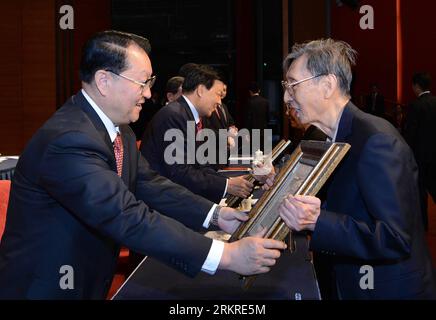 Bildnummer: 58212818  Datum: 09.07.2012  Copyright: imago/Xinhua (120709) -- BEIJING, July 9, 2012 (Xinhua) -- Li Changchun (L, front), a member of the Standing Committee of the Political Bureau of the Communist Party of China (CPC) Central Committee, presents an award to an expert during the 100th anniversary ceremony of China s National Museum in Beijing, capital of China, July 9, 2012. Li attended the centennial celebration of the National Museum in Beijing on Monday and presented awards to four heritage experts for their outstanding achievements and contributions in academic research. (Xin Stock Photo