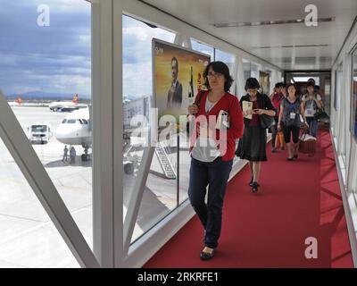 Bildnummer: 58232380  Datum: 12.07.2012  Copyright: imago/Xinhua (120712) -- HOHHOT, July 12, 2012 (Xinhua) -- Passengers from Macao step off a plane landing in Hohhot, north China s Inner Mongolia Autonomous Region, July 12, 2012. More than 170 passengers arrive at Hohhot Baita International Airpot on 12:55 Thursday. The Air Macao flight numbered NX9071 is the first tourist charter flight from Macao to Inner Mongolia. (Xinhua/Zhao Tingting) (wjq) CHINA-INNER MONGOLIA-HOHHOT-MACAO-AIRLINE (CN) PUBLICATIONxNOTxINxCHN Gesellschaft xbs x2x 2012 quer o0 Fluglinie, Airline, Flugverbindung, Flughafe Stock Photo