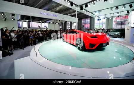 Bildnummer: 58241523  Datum: 13.07.2012  Copyright: imago/Xinhua (120714) -- CHANGCHUN, July 14, 2012 (Xinhua) -- Visitors gather to watch an ACURA NSX Concept Car made by Honda at the 9th China Changchun International Automobile Expo in Changchun, capital of northeast China s Jilin Province, July 13, 2012. (Xinhua/Xu Chang) (lfj) CHINA-JILIN-CHANGCHUN-AUTO EXPO-CONCEPT CARS (CN) PUBLICATIONxNOTxINxCHN Wirtschaft Autoindustrie Automesse Messe xjh x0x 2012 quer     58241523 Date 13 07 2012 Copyright Imago XINHUA  Changchun July 14 2012 XINHUA Visitors gather to Watch to Acura NSX Concept Car Ma Stock Photo