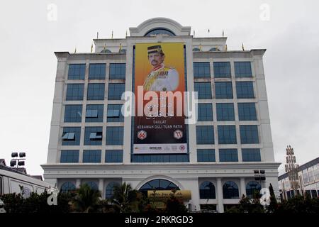 Bildnummer: 58243359  Datum: 14.07.2012  Copyright: imago/Xinhua (120714) -- BANDAR SERI BEGAWAN,July 14,2012 (Xinhua) -- A post of Brunei s Sultan Hassanal Bolkiah is seen on a building for his 66th birthday in Bandar Seri Begawan,the capital of Brunei,July 14,2012. Brunei will hold many celebration activites for Sultan s birthday which falls on July 15th. BRUNEI-SULTAN-CELEBRATIONS PUBLICATIONxNOTxINxCHN People Politik Geburtstag xjh x0x 2012 quer      58243359 Date 14 07 2012 Copyright Imago XINHUA  Bandar Seri Begawan July 14 2012 XINHUA a Post of Brunei Darussalam S Sultan Hassanal Bolkia Stock Photo