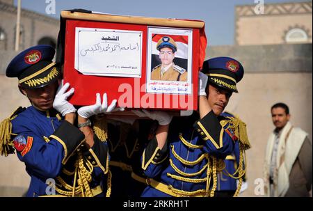 Bildnummer: 58245922  Datum: 14.07.2012  Copyright: imago/Xinhua (120715) -- SANA, July 15, 2012 (Xinhua) -- Soldiers carry the coffins of police academy cadets during the funeral in Sanaa, Yemen, July 14, 2012. The Yemeni government held a funeral for the police academy cadets who were killed in a suicide bombing attack three days ago. They were killed by an al-Qaida sucide bomber. At least 21 were killed in the attack. (Xinhua/Mohammed Mohammed) (dzl) YEMEN-SANAA-FUNERAL-POLICE ACADEMY-SUICIDE BOMBING PUBLICATIONxNOTxINxCHN Gesellschaft Polizei Polizist Gedenken Beerdigung Trauer Anschlag Se Stock Photo