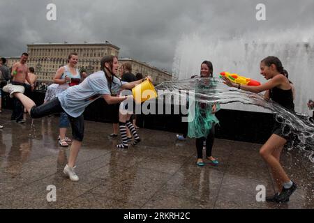 Bildnummer: 58246558  Datum: 15.07.2012  Copyright: imago/Xinhua (120715) -- ST. PETERSBURG, July 15, 2012 (Xinhua) -- play with water at the Moscow plaza in St. Petersburg, July 15, 2012. (Xinhua) RUSSIA-ST. PETERSBURG-SUMMER PUBLICATIONxNOTxINxCHN Gesellschaft Wasserschlacht xbs x0x 2012 quer      58246558 Date 15 07 2012 Copyright Imago XINHUA  St Petersburg July 15 2012 XINHUA Play With Water AT The Moscow Plaza in St Petersburg July 15 2012 XINHUA Russia St Petersburg Summer PUBLICATIONxNOTxINxCHN Society Water battle xbs x0x 2012 horizontal Stock Photo