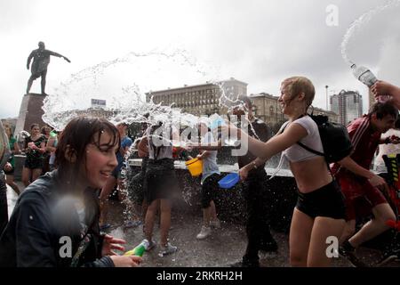 Bildnummer: 58246561  Datum: 15.07.2012  Copyright: imago/Xinhua (120715) -- ST. PETERSBURG, July 15, 2012 (Xinhua) -- play with water at the Moscow plaza in St. Petersburg, July 15, 2012. (Xinhua) RUSSIA-ST. PETERSBURG-SUMMER PUBLICATIONxNOTxINxCHN Gesellschaft Wasserschlacht xbs x0x 2012 quer      58246561 Date 15 07 2012 Copyright Imago XINHUA  St Petersburg July 15 2012 XINHUA Play With Water AT The Moscow Plaza in St Petersburg July 15 2012 XINHUA Russia St Petersburg Summer PUBLICATIONxNOTxINxCHN Society Water battle xbs x0x 2012 horizontal Stock Photo