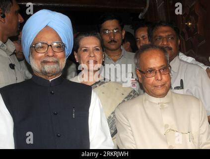 Bildnummer: 58270874  Datum: 22.07.2012  Copyright: imago/Xinhua (120722) -- NEW DELHI, July 22, 2012 (Xinhua) -- This file photo shows Indian Finance Minister Pranab Mukherjee (R) posing with Indian Prime Minister Manmohan Singh (L) and Congress party president Sonia Gandhi (C, back) at parliament house after Mukherjee filed his nomination as the presidential candidate of the ruling alliance in New Delhi, India, Thursday, June 28, 2012. India s Congress heavyweight and former finance minister Pranab Mukherjee has been elected the 13th president of India, according to the outcome of official a Stock Photo