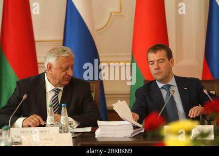 Bildnummer: 58275626  Datum: 19.07.2012  Copyright: imago/Xinhua (120719) -- MINSK, July 19, 2012 (Xinhua) -- Russian Prime Minister Dmitry Medvedev (R) and his Belarusian counterpart Mikhail Myasnikovich attend the signing ceremony in Minsk, Belarus, July 18, 2012. Belarus and Russia signed here Wednesday a general contract for developing the Belarusian Nuclear Power Plant (NPP) on Wednesday. (Xinhua)(zcc) BELARUS-MINSK-RUSSIA-NPP-CONTRACT PUBLICATIONxNOTxINxCHN People Politik x0x xst 2012 quer      58275626 Date 19 07 2012 Copyright Imago XINHUA  Minsk July 19 2012 XINHUA Russian Prime Minis Stock Photo