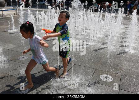 Bildnummer: 58279989  Datum: 26.07.2012  Copyright: imago/Xinhua (120726) -- SEOUL, July 26, 2012 (Xinhua) -- Children play in the fountain at the Gwanghwamun Square in Seoul, South Korea, July 26, 2012. The temperature in Daegu city of South Korea climbed up to 37 degrees Celsius on Thursday. (Xinhua/Park Jin hee) (ctt) SOUTH KOREA-SEOUL-HOT WEATHER PUBLICATIONxNOTxINxCHN Gesellschaft Südkorea Sommer Jahreszeit Hitze Abkühlung Kind Brunnen Springbrunnen xbs x0x 2012 quer      58279989 Date 26 07 2012 Copyright Imago XINHUA  Seoul July 26 2012 XINHUA Children Play in The Fountain AT The Gwangh Stock Photo