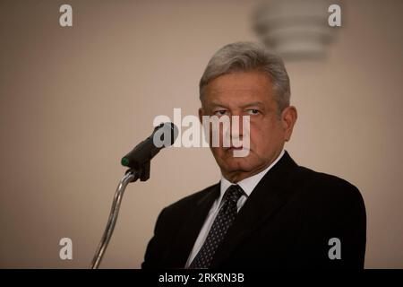 Bildnummer: 58283484  Datum: 26.07.2012  Copyright: imago/Xinhua (120727) -- MEXICO CITY, July 27, 2012 (Xinhua) -- Leftist Mexican presidential candidate Andres Manuel Lopez Obrador attends a press conference in Mexico City, capital of Mexico, on July 26, 2012. Andres Manuel Lopez Obrador presented alleged evidence on Thursday, as part of a demand against Enrique Pena Nieto, presidential candidate of the Institutional Revolutionary Party and virtual winner of the presidential election, for allegedly using illegally obtained money to finance his election campaign. (Xinhua/Rodrigo Oropeza) (dzl Stock Photo