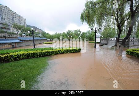 Bildnummer: 58289528  Datum: 30.07.2012  Copyright: imago/Xinhua (120730) -- LANZHOU, July 30, 2012 (Xinhua) -- The rising water from the Yellow River surges over the Longyuan Park in Lanzhou, capital of northwest China s Gansu Province, July 30, 2012. Up to Monday, the water flow in the Lanzhou section of the Yellow River reached 3,780 cubic meters per second, close to the 4th warning criteria for flood prevention which is 4,500 cubic meters per second. Lanzhou witnessed its biggest flood peak since 1986, according to the local authority. (Xinhua/Wu Bin) (mp) CHINA-LANZHOU-YELLOW RIVER-FLOOD Stock Photo