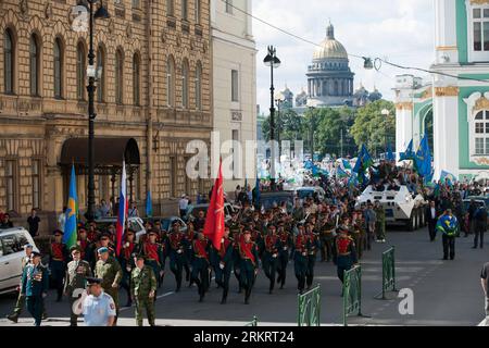Bildnummer: 58303320  Datum: 02.08.2012  Copyright: imago/Xinhua (120803) -- SAINT PETERSBURG, Aug. 3, 2012 (Xinhua) --Russian paratroopers, paratrooper veterans and civilians take part in the celebration for the 82nd founding anniversary of Russian Airborne Forces in Saint Petersburg, Russia, August 2, 2012.(Xinhua/Dolganov) (srb) RUSSIA-SAINT PETERSBURG-AIRBORNE FORCES DAY PUBLICATIONxNOTxINxCHN Gesellschaft Militär Fallschirmjäger Gedenken premiumd xbs x0x 2012 quer      58303320 Date 02 08 2012 Copyright Imago XINHUA  Saint Petersburg Aug 3 2012 XINHUA Russian Paratroopers Paratrooper Vete Stock Photo