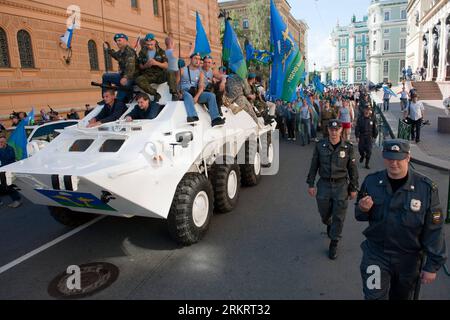 Bildnummer: 58303326  Datum: 02.08.2012  Copyright: imago/Xinhua (120803) -- SAINT PETERSBURG, Aug. 3, 2012 (Xinhua) --Russian paratroopers, paratrooper veterans and civilians take part in the celebration for the 82nd founding anniversary of Russian Airborne Forces in Saint Petersburg, Russia, August 2, 2012.(Xinhua/Dolganov) (srb) RUSSIA-SAINT PETERSBURG-AIRBORNE FORCES DAY PUBLICATIONxNOTxINxCHN Gesellschaft Militär Fallschirmjäger Gedenken premiumd xbs x0x 2012 quer      58303326 Date 02 08 2012 Copyright Imago XINHUA  Saint Petersburg Aug 3 2012 XINHUA Russian Paratroopers Paratrooper Vete Stock Photo