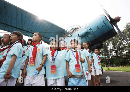 Bildnummer: 58305148  Datum: 03.08.2012  Copyright: imago/Xinhua (120803) -- BEIJING, Aug. 3, 2012 (Xinhua) -- Members of a summer camp visit the Civil Aviation Museum in Beijing, capital of China, Aug. 3, 2012. Organized by China Civil Aviation Science Popularization Foundation and Chinese Young Pioneers Business Development Center, 38 young students of ethnic groups from Xinjiang Uygur Autonomous Region and Tibet Autonomous Region joined in a summer camp to visit Beijing and feel the culture and the development of aviation science. (Xinhua/Li Fangyu) (zhs) CHINA-BEIJING-CHILDREN-SUMMER CAMP Stock Photo