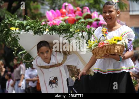 Bildnummer: 58310067  Datum: 04.08.2012  Copyright: imago/Xinhua (120805) -- MEDELLIN, Aug. 5, 2012 (Xinhua) -- Children participate in the traditional silleteros parade, during the opening of the 55th Flower s Fair, in Medellin city, Colombia, on Aug. 4, 2012. The emblematic festival of the area recives local and overseas tourists and will close until Aug. 12, 2012. (Xinhua/Hou Xiwen)(zyw) COLOMBIA-MEDELLIN-PARADE PUBLICATIONxNOTxINxCHN Gesellschaft Wirtschaft Messe Floristik x0x xds 2012 quer      58310067 Date 04 08 2012 Copyright Imago XINHUA  Medellin Aug 5 2012 XINHUA Children participat Stock Photo