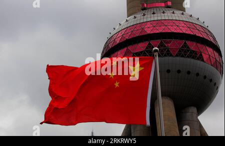 Bildnummer: 58319584  Datum: 07.08.2012  Copyright: imago/Xinhua (120807) -- SHANGHAI, Aug. 7, 2012 (Xinhua) -- A national flag flutters in the wind in Shanghai, east China, Aug. 7, 2012. Typhoon Haikui is expected to land in the coastal areas of north-central Zhejiang neighboring Shanghai late Aug. 7 or early Aug. 8. (Xinhua/Che Rui) (ry) CHINA-TYPHOON HAIKUI-APPROACH (CN) PUBLICATIONxNOTxINxCHN Gesellschaft Wetter Unwetter Sturm xbs x0x 2012 quer premiumd      58319584 Date 07 08 2012 Copyright Imago XINHUA  Shanghai Aug 7 2012 XINHUA a National Flag flutter in The Wind in Shanghai East Chin Stock Photo