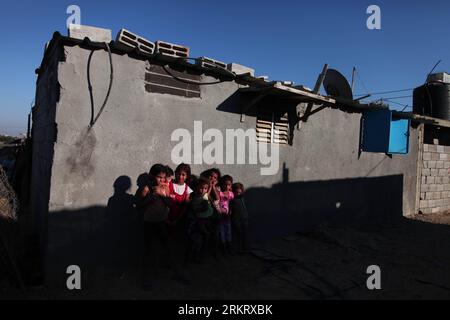 Bildnummer: 58324657  Datum: 07.08.2012  Copyright: imago/Xinhua (120808) -- Gaza, Aug. 8, 2012 (Xinhua) -- Palestinian refugee children are seen at a poor suburb in Gaza City before Breaking fast on the Holy month of Ramadan on Aug. 7, 2012. According to local and international humanitarian organization the rate of poverty in the crowded Gaza strip is estimated that about 40% live under the poverty line as unemployment rate for refugees in Gaza has reached 42 percent. (Xinhua/Wissam Nassar) MIDEAST-GAZA-POVERTY PUBLICATIONxNOTxINxCHN Gesellschaft Palästina Palästinenser Kind Flüchtling xbs x0 Stock Photo