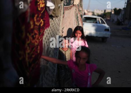 Bildnummer: 58324655  Datum: 07.08.2012  Copyright: imago/Xinhua (120808) -- Gaza, Aug. 8, 2012 (Xinhua) -- Palestinian refugee children are seen at a poor suburb in Gaza City before Breaking fast on the Holy month of Ramadan on Aug. 7, 2012. According to local and international humanitarian organization the rate of poverty in the crowded Gaza strip is estimated that about 40% live under the poverty line as unemployment rate for refugees in Gaza has reached 42 percent. (Xinhua/Wissam Nassar) MIDEAST-GAZA-POVERTY PUBLICATIONxNOTxINxCHN Gesellschaft Palästina Palästinenser Kind Flüchtling xbs x0 Stock Photo