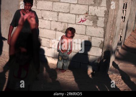 Bildnummer: 58324658  Datum: 07.08.2012  Copyright: imago/Xinhua (120808) -- Gaza, Aug. 8, 2012 (Xinhua) -- Palestinian refugee children are seen at a poor suburb in Gaza City before Breaking fast on the Holy month of Ramadan on Aug. 7, 2012. According to local and international humanitarian organization the rate of poverty in the crowded Gaza strip is estimated that about 40% live under the poverty line as unemployment rate for refugees in Gaza has reached 42 percent. (Xinhua/Wissam Nassar) MIDEAST-GAZA-POVERTY PUBLICATIONxNOTxINxCHN Gesellschaft Palästina Palästinenser Kind Flüchtling xbs x0 Stock Photo