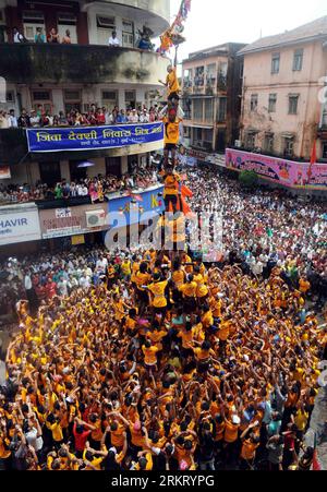 Bildnummer: 58333552  Datum: 10.08.2012  Copyright: imago/Xinhua (120810) -- MUMBAI, Aug. 10, 2012 (Xinhua) -- Indian Hindu devotees form a human pyramid to break dahi handi during the Janmasthami celebration, which marks the birth of Hindu Lord Krishna, in Mumbai on August 10, 2012. (Xinhua/Stringer) INDIA-RELIGION-HINDU-JANMASTHAMI PUBLICATIONxNOTxINxCHN Gesellschaft Religion Hinduismus Menge Menschenmenge xjh x0x premiumd 2012 hoch Highlight      58333552 Date 10 08 2012 Copyright Imago XINHUA  Mumbai Aug 10 2012 XINHUA Indian Hindu devotees Shape a Human Pyramid to Break  Handi during The Stock Photo