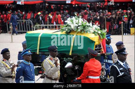 Bildnummer: 58333571  Datum: 10.08.2012  Copyright: imago/Xinhua (120810) -- ACCRA, Aug. 10, 2012 (Xinhua) -- The casket of late Ghanaian President John Evans Atta Mills is seen during a procession through some principal streets before burial at the Geese Park in Accra, Ghana, on Aug. 10, 2012. Ghana held a state funeral in the capital city on Friday for the late President, who died here on July 24 at the age of 68. (Xinhua/Shao Haijun) GHANA-FUNERAL-LATE PRESIDENT-MILLS PUBLICATIONxNOTxINxCHN People Politik Beerdigung Gedenken Trauer xjh x0x premiumd 2012 quer      58333571 Date 10 08 2012 Co Stock Photo