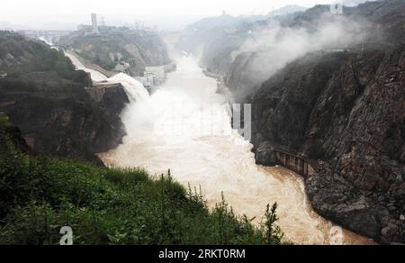 Bildnummer: 58340968  Datum: 12.08.2012  Copyright: imago/Xinhua (120813) -- YONGJING, Aug. 13, 2012 (Xinhua) -- Water gushes out from Liujiaxia Hydropower Station during a flood peak adjustment operation in Yongjing County, northwest China s Gansu Province, Aug. 12, 2012. The outflow has reached about 2,200 cubic meters per second due to continuous heavy rain. (Xinhua/Wu Bin) (cl) CHINA-GANSU-LIUJIAXIA HYDROPOWER STATION (CN) PUBLICATIONxNOTxINxCHN Gesellschaft Reisen Asien xjh x2x 2012 quer o0 Totale, Landschaft, Wasser, Fluss Wassermassen     58340968 Date 12 08 2012 Copyright Imago XINHUA Stock Photo