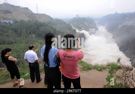 Bildnummer: 58340969  Datum: 12.08.2012  Copyright: imago/Xinhua (120813) -- YONGJING, Aug. 13, 2012 (Xinhua) -- Tourists watch as water gushes out from Liujiaxia Hydropower Station during a flood peak adjustment operation in Yongjing County, northwest China s Gansu Province, Aug. 12, 2012. The outflow has reached about 2,200 cubic meters per second due to continuous heavy rain. (Xinhua/Wu Bin) (cl) CHINA-GANSU-LIUJIAXIA HYDROPOWER STATION (CN) PUBLICATIONxNOTxINxCHN Gesellschaft Reisen Asien xjh x2x 2012 quer o0 Wasser, Fluss Wassermassen     58340969 Date 12 08 2012 Copyright Imago XINHUA  Y Stock Photo