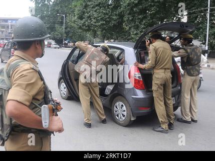 Bildnummer: 58348546  Datum: 14.08.2012  Copyright: imago/Xinhua (120814) -- SRINAGAR, Aug. 14, 2012 (Xinhua) -- Indian paramilitary troopers and a policeman check vehicles for explosives in Srinagar, summer capital of Indian-controlled Kashmir, on Aug. 14, 2012. Indian police and paramilitary troopers stationed in Indian-controlled Kashmir have beefed up security apparatus and sounded caution ahead of the Indian Independence Day which is observed on Aug. 15 every year. (Xinhua/Javed Dar) (syq) INDIA-CONTROLLED KASHMIR-SRINAGAR-INDIAN INDEPENDENCE DAY PUBLICATIONxNOTxINxCHN Gesellschaft Sicher Stock Photo