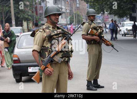 Bildnummer: 58348547  Datum: 14.08.2012  Copyright: imago/Xinhua (120814) -- SRINAGAR, Aug. 14, 2012 (Xinhua) -- Two Indian paramilitary troopers stand guard in a market in Srinagar, summer capital of Indian-controlled Kashmir, on Aug. 14, 2012. Indian police and paramilitary troopers stationed in Indian-controlled Kashmir have beefed up security apparatus and sounded caution ahead of the Indian Independence Day which is observed on Aug. 15 every year. (Xinhua/Javed Dar) (syq) INDIA-CONTROLLED KASHMIR-SRINAGAR-INDIAN INDEPENDENCE DAY PUBLICATIONxNOTxINxCHN Gesellschaft Sicherheit Militär Solda Stock Photo