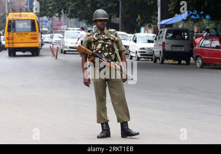 Bildnummer: 58348548  Datum: 14.08.2012  Copyright: imago/Xinhua (120814) -- SRINAGAR, Aug. 14, 2012 (Xinhua) -- An Indian paramilitary trooper stands guard in a market in Srinagar, summer capital of Indian-controlled Kashmir, on Aug. 14, 2012. Indian police and paramilitary troopers stationed in Indian-controlled Kashmir have beefed up security apparatus and sounded caution ahead of the Indian Independence Day which is observed on Aug. 15 every year. (Xinhua/Javed Dar) (syq) INDIA-CONTROLLED KASHMIR-SRINAGAR-INDIAN INDEPENDENCE DAY PUBLICATIONxNOTxINxCHN Gesellschaft Sicherheit Militär Soldat Stock Photo