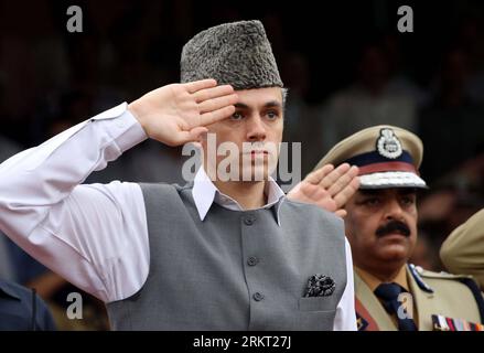 Bildnummer: 58352785  Datum: 15.08.2012  Copyright: imago/Xinhua (120815) -- SRINAGAR, Aug. 15, 2012 (Xinhua) -- Chief Minister of Indian-controlled Kashmir Omar Abdullah (L) salutes the Indian national flag during Indian Independence Day celebrations to mark India s independence from British rule at Bakhshi stadium in Srinagar, summer capital of Indian-controlled Kashmir, on Aug. 15, 2012. (Xinhua/Javed Dar) (syq) INDIA-CONTROLLED KASHMIR-SRINAGAR-INDIAN INDEPENDENCE DAY PUBLICATIONxNOTxINxCHN People Politik Unabhängigkeitstag premiumd xbs x0x 2012 quer      58352785 Date 15 08 2012 Copyright Stock Photo