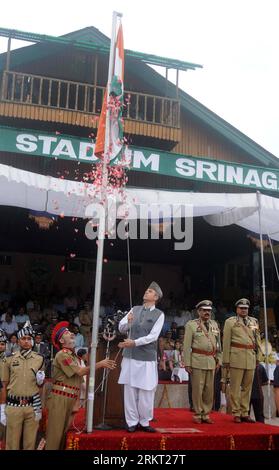 Bildnummer: 58352784  Datum: 15.08.2012  Copyright: imago/Xinhua (120815) -- SRINAGAR, Aug. 15, 2012 (Xinhua) -- Chief Minister of Indian-controlled Kashmir Omar Abdullah (C) raises Indian national flag during the Indian Independence Day celebrations to mark India s Independence from British rule at Bakhshi stadium in Srinagar, summer capital of Indian-controlled Kashmir, on Aug. 15, 2012. (Xinhua/Javed Dar) (syq) INDIA-CONTROLLED KASHMIR-SRINAGAR-INDIAN INDEPENDENCE DAY PUBLICATIONxNOTxINxCHN People Politik Unabhängigkeitstag premiumd xbs x0x 2012 hoch      58352784 Date 15 08 2012 Copyright Stock Photo