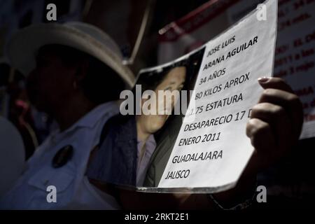 Bildnummer: 58355201  Datum: 13.08.2012  Copyright: imago/Xinhua Image taken on Aug. 13, 2012 shows Maria Guadalupe Aguilar with a photo of her soon who disappered in Guadalajara city on Jan. 2011, in Los Angeles, California, United States of America. The MPJD s Peace Caravan tour started Sunday and it s expected to conclude at Washington D.C., capital of the United States of America. (Xinhua/Guillermo Arias)(zyw) US-LOS ANGELES-MEXICO-PEACE CARAVAN PUBLICATIONxNOTxINxCHN Gesellschaft USA Gedenken xjh x1x premiumd 2012 quer     58355201 Date 13 08 2012 Copyright Imago XINHUA Image Taken ON Aug Stock Photo