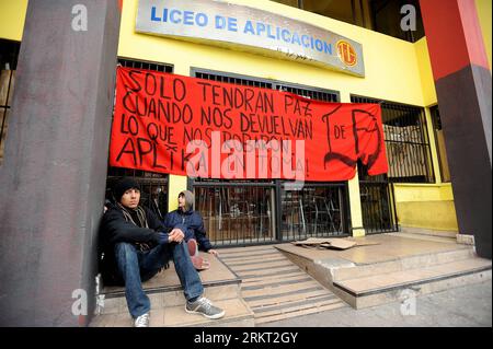 Bildnummer: 58355237  Datum: 15.08.2012  Copyright: imago/Xinhua (120816) -- SANTIAGO, August 16, 2012 (Xinhua) -- Students participate in the taking of the Liceo Cervantes, in Santiago, capital of Chile, on Aug. 15, 2012. The taking of the facilities is a measure of pressure to obtain a free education, and administered at the elementary level and secondary for the central government, not for municipalities, according to local press. (Xinhua/Jorge Villegas)(zyw) CHILE-SANTIAGO-PROTEST PUBLICATIONxNOTxINxCHN Politik Bildung Protest Bildungsproteste xjh x0x premiumd 2012 quer      58355237 Date Stock Photo