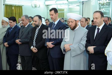 Bildnummer: 58363624  Datum: 19.08.2012  Copyright: imago/Xinhua (1208019) -- DAMASCUS, Aug. 19, 2012 (Xinhua) -- Syrian President Bashar al-Assad (3rd R, front)performs Eid al-Fitr prayers at Al-Hamad Mosque in Mohajirin Quarter, Damascus, Syria, Aug. 19, 2012. (Xinhua/SANA) SYRIA-DAMASCUS-EID AL-FITR-BASHAR AL-ASSAD PUBLICATIONxNOTxINxCHN Gesellschaft Religion Islam Fastenbrechen Gebet xda x0x premiumd People Politik 2012 quer      58363624 Date 19 08 2012 Copyright Imago XINHUA  Damascus Aug 19 2012 XINHUA Syrian President Bashar Al Assad 3rd r Front performs Oath Al Fitr Prayers AT Al Hama Stock Photo