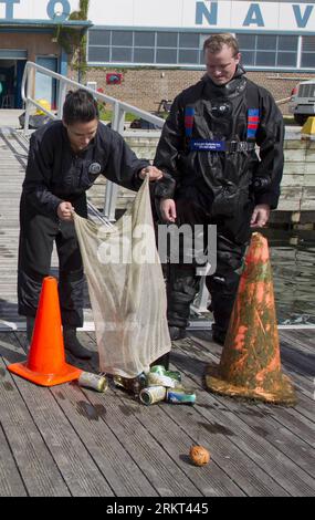 Bildnummer: 58364010  Datum: 19.08.2012  Copyright: imago/Xinhua Divers put debris found in Lake Ontario on the deck during an underwater cleanup action in Toronto, Canada, on Aug. 19, 2012. (Xinhua/Zou Zheng) CANADA-TORONTO-ENVIRONMENT-ONTARIO PUBLICATIONxNOTxINxCHN Gesellschaft xda x2x 2012 hoch o0 Abfallbesitigung Müllbeseitigung Müll Abfall Unterwassermüll Unterseemüll o00 Umweltverschmutzung, Wasserverschmutzung     58364010 Date 19 08 2012 Copyright Imago XINHUA Divers Put debris Found in Lake Ontario ON The Deck during to UNDERWATER CleanUp Action in Toronto Canada ON Aug 19 2012 XINHUA Stock Photo