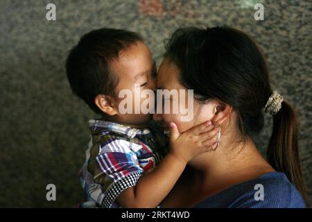 Bildnummer: 58370317  Datum: 21.08.2012  Copyright: imago/Xinhua (120821) -- HANGZHOU, Aug. 21, 2012 (Xinhua) -- Two-and-half-year-old boy Yi Yuze kisses his mother who works in the city at the railway station in Hangzhou, capital of east China s Zhejiang Province, Aug. 21, 2012. A large amount of left-behind children concluded a short reunion with their parents and returned hometown recently. (Xinhua/Cui Xinyu)(mcg) CHINA-HANGZHOU-LEFT-BEHIND CHILDREN-RETURN (CN) PUBLICATIONxNOTxINxCHN Gesellschaft Fotostory Wanderarbeiter Familie Familienzusammenführung xjh x0x 2012 quer      58370317 Date 2 Stock Photo