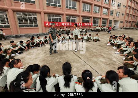 Bildnummer: 58372744  Datum: 22.08.2012  Copyright: imago/Xinhua (120822) -- LIUZHOU, Aug. 22, 2012 (Xinhua) -- New students take part in a military training at the start of their high school life at the Senior High School of Rong an County in Liuzhou City, southwest China s Guangxi Zhuang Autonomous Region, Aug. 22, 2012. (Xinhua/Tan Kaixing) (ry) CHINA-GUANGXI-LIUZHOU-HIGH SCHOOL-MILITARY TRAINING (CN) PUBLICATIONxNOTxINxCHN Gesellschaft Bildung Militär Soldat xjh x0x 2012 quer      58372744 Date 22 08 2012 Copyright Imago XINHUA  Liuzhou Aug 22 2012 XINHUA New Students Take Part in a Milita Stock Photo