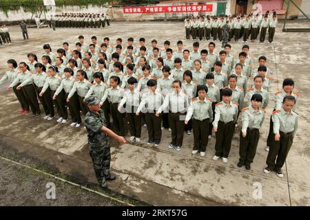 Bildnummer: 58372743  Datum: 22.08.2012  Copyright: imago/Xinhua (120822) -- LIUZHOU, Aug. 22, 2012 (Xinhua) -- New students take part in a military training at the start of their high school life at the Senior High School of Rong an County in Liuzhou City, southwest China s Guangxi Zhuang Autonomous Region, Aug. 22, 2012. (Xinhua/Tan Kaixing) (ry) CHINA-GUANGXI-LIUZHOU-HIGH SCHOOL-MILITARY TRAINING (CN) PUBLICATIONxNOTxINxCHN Gesellschaft Bildung Militär Soldat xjh x0x 2012 quer Aufmacher     58372743 Date 22 08 2012 Copyright Imago XINHUA  Liuzhou Aug 22 2012 XINHUA New Students Take Part in Stock Photo