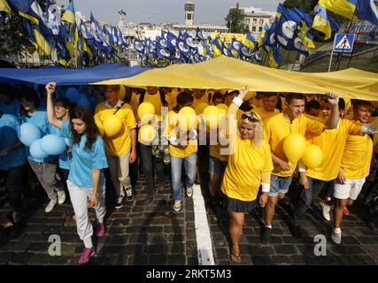 Bildnummer: 58377986  Datum: 23.08.2012  Copyright: imago/Xinhua (120823) -- KIEV, Aug. 23, 2012 (Xinhua) -- Ukrainians carry a giant national flag as they celebrate the National Flag Day in Kiev, Ukraine, on Aug. 23, 2012. The blue and yellow flag was officially used in 1992 following Ukrainian independence. (Xinhua/Sergey Starostenko) UKRAINE-NATIONAL FLAG DAY PUBLICATIONxNOTxINxCHN Gesellschaft Natonalfahne Unabhängigkeit Unabhängigkeitstag xdp x0x premiumd 2012 quer      58377986 Date 23 08 2012 Copyright Imago XINHUA  Kiev Aug 23 2012 XINHUA  Carry a Giant National Flag As They Celebrate Stock Photo