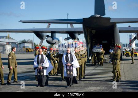 Bildnummer: 58376815  Datum: 23.08.2012  Copyright: imago/Xinhua (120823) -- WELLINGTON, Aug. 23, 2012 (Xinhua) -- Caskets of the three New Zealand soldiers, who were killed in an improvised explosive device incident in Bamiyan Province, Afghanistan on Aug. 19, are carried out of a military aircraft after it arrived in New Zealand s South Island city of Christchurch, Aug. 23, 2012. (Xinhua/New Zealand Defense Force) (srb) NEW ZEALAND-CHRISTCHURCH-SOILDERS CASKETS-RETURN PUBLICATIONxNOTxINxCHN Politik Gesellschaft Militär Soldat Tod Überführung Sarg Flugzeug xjh x0x prremiumd 2012 quer      583 Stock Photo