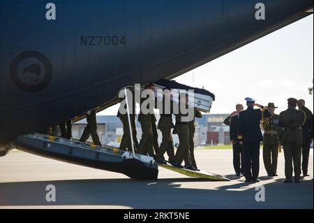 Bildnummer: 58376814  Datum: 23.08.2012  Copyright: imago/Xinhua (120823) -- WELLINGTON, Aug. 23, 2012 (Xinhua) -- Caskets of the three New Zealand soldiers, who were killed in an improvised explosive device incident in Bamiyan Province, Afghanistan on Aug. 19, are carried out of a military aircraft after it arrived in New Zealand s South Island city of Christchurch, Aug. 23, 2012. (Xinhua/New Zealand Defense Force) (srb) NEW ZEALAND-CHRISTCHURCH-SOILDERS CASKETS-RETURN PUBLICATIONxNOTxINxCHN Politik Gesellschaft Militär Soldat Tod Überführung Sarg Flugzeug xjh x0x prremiumd 2012 quer      583 Stock Photo