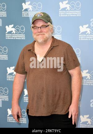 Bildnummer: 58415175  Datum: 01.09.2012  Copyright: imago/Xinhua (120901) -- VENICE, Sept. 1, 2012 (Xinhua) -- Actor Philip Seymour Hoffman poses for photos at the photocall of The Master at the 69th Venice International Film Festival in Venice, Italy, Sept. 1, 2012. (Xinhua/Wang Qingqin) (jl) ITALY-VENICE-FILM FESTIVAL- THE MASTER PUBLICATIONxNOTxINxCHN Kultur Entertainment People Film 69. Internationale Filmfestspiele Venedig Photocall x0x xgw 2012 hoch premiumd      58415175 Date 01 09 2012 Copyright Imago XINHUA  Venice Sept 1 2012 XINHUA Actor Philip Seymour Hoffman Poses for Photos AT Th Stock Photo