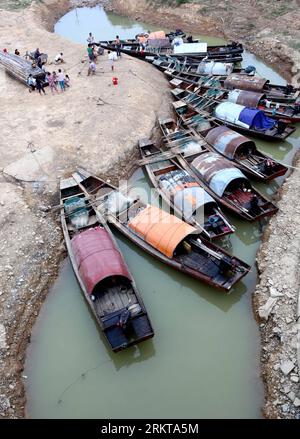 Bildnummer: 58418798  Datum: 02.09.2012  Copyright: imago/Xinhua (120902) -- DUCHANG, Sept. 2, 2012 (Xinhua) -- Fishing boats are anchored at a branching stream in Duchang, east China s Jiangxi Province. Due to persistent drought and improper human activity, water levels at China s largest freshwater lake, Poyang Lake, have dropped rapidly over the past two weeks, from its two-year low of 19.65 meters on Aug. 13 to 16.47 meters on Sept. 2. (Xinhua/Fu Jianbin) (zc) CHINA-JIANGXI-DUCHANG-POYANG LAKE-SHRINKING (CN) PUBLICATIONxNOTxINxCHN Gesellschaft xmb x2x 2012 hoch o0 boot, Fischerboot, Fische Stock Photo