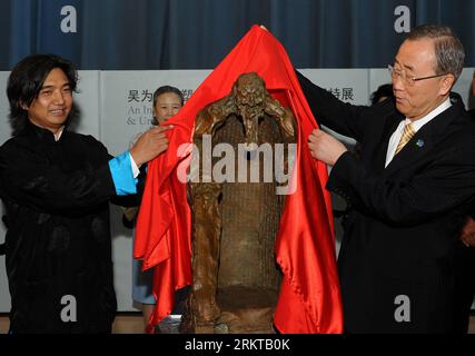 Bildnummer: 58432620  Datum: 05.09.2012  Copyright: imago/Xinhua (120905) -- NEW YORK, Sep. 5, 2012 (Xinhua) -- Renowned Chinese sculptor Wu Weishan (L) presents his bronze sculpture named Lao Tzu to UN Secretary-General Ban Ki-moon as a gift at the UN headquarters in New York, the United States, Sept. 5, 2012. Organized by the Chinese Ministry of Culture and the Chinese Permanent Mission to the UN, Sculpting the Soul of a Nation - An International Touring Exhibition of the Art of Wu Weishan¤Special Exhibition at the United Nations kicked off here on Tuesday.(Xinhua/Shen Hong) (srb) U.N.-NEW Y Stock Photo