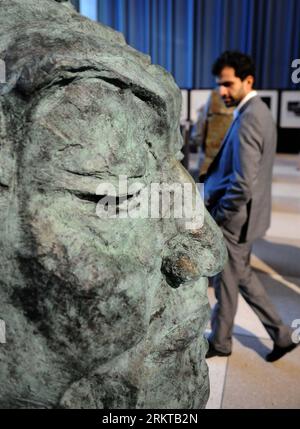 Bildnummer: 58432617  Datum: 04.09.2012  Copyright: imago/Xinhua (120905) -- NEW YORK, Sep. 5, 2012 (Xinhua) -- A visitor looks at one of Wu Weishan s sculptures at the United Nations headquarters in New York, the United States, Sept. 4, 2012. Organized by the Chinese Ministry of Culture and the Chinese Permanent Mission to the UN, Sculpting the Soul of a Nation - An International Touring Exhibition of the Art of Wu Weishan¤Special Exhibition at the United Nations kicked off here on Tuesday.(Xinhua/Shen Hong) (srb) U.N.-NEW YORK-ART-SPECIAL EXHIBITION PUBLICATIONxNOTxINxCHN Kultur Ausstellung Stock Photo