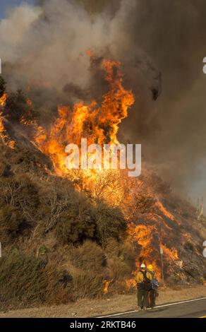 Bildnummer: 58433878  Datum: 04.09.2012  Copyright: imago/Xinhua (120905) -- LOS ANGELES, Sept. 5, 2012 (Xinhua) -- Firefighters stand near flames as they set a backfire at the wildfire in the Los Angeles National Forest, north of Glendora, California, on Sept. 4, 2012. The wildfire has burned 3,634 acres in the Los Angeles National Forest and was about 24 percent contained since the fire broke out in San Gabriel Canyon Sunday. The blaze was not expected to be fully contained until Sept. 13, 2012. (Xinhua/Zhao Hanrong) (zjl) U.S.-LOS ANGELES-WILDFIRE PUBLICATIONxNOTxINxCHN Gesellschaft Brand B Stock Photo